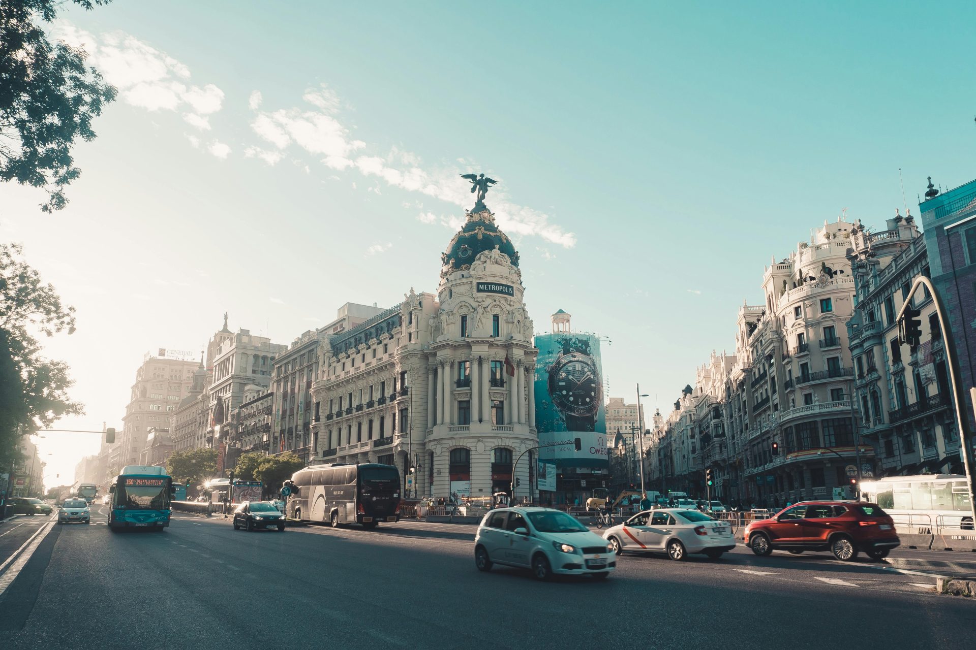 Dynamic view of traffic and architecture on Gran Vía in Madrid, Spain.